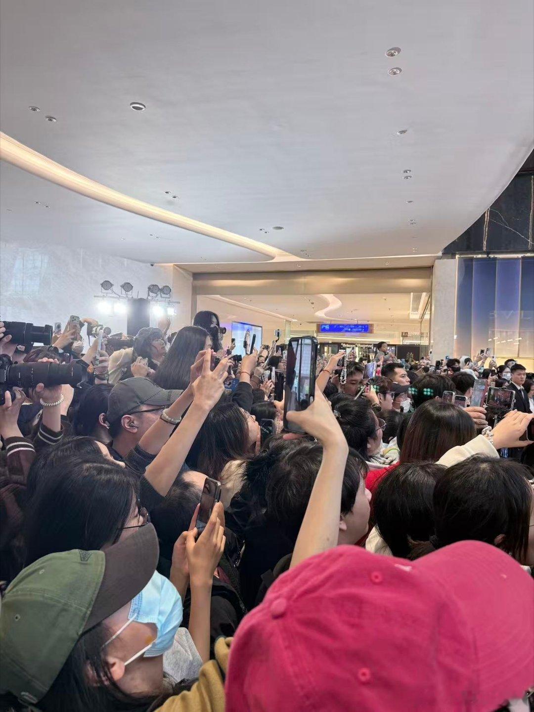 郭俊辰线下人气郭俊辰线下的人气太让人震惊了，线下人挤人啊，谁懂这个热闹程度还有受