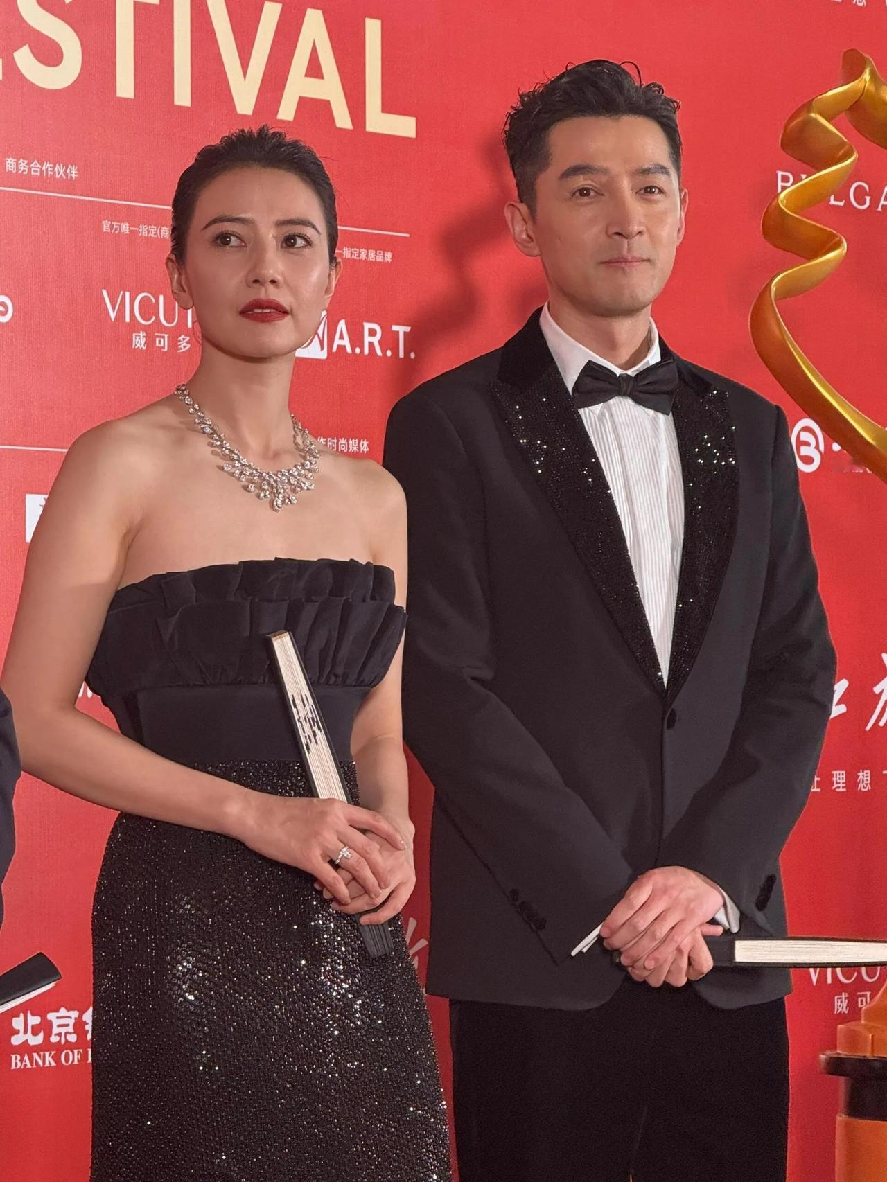 高圆圆估计三十多了吧。看起来确实已经挺显老的。胡歌估计年龄和她差不多，但看起来稍