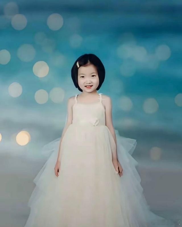 第一次见长发穿裙子的孙颖莎 是小时候的孙颖莎诶，从小就招人稀罕[爱慕][爱慕][