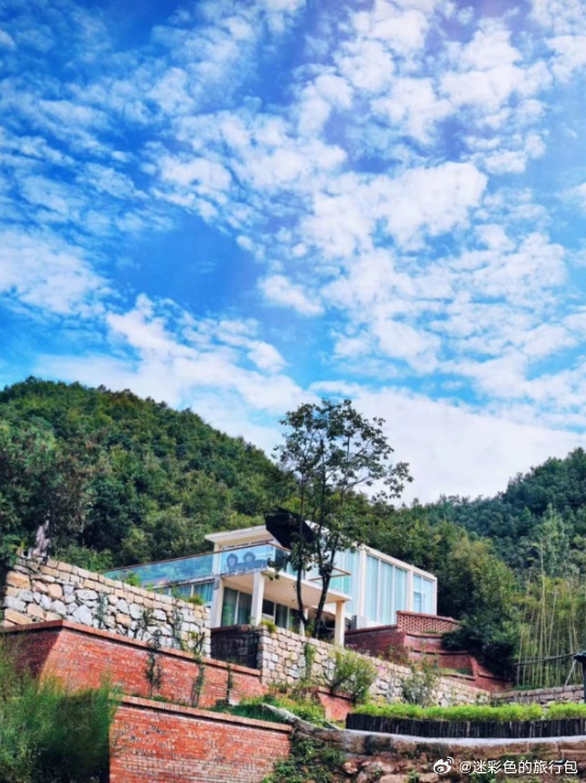 伏牛山深处的嵩县，把夏日的凉爽与烟火全都收好。进山听瀑吸氧，临湖静待晚霞，古村石