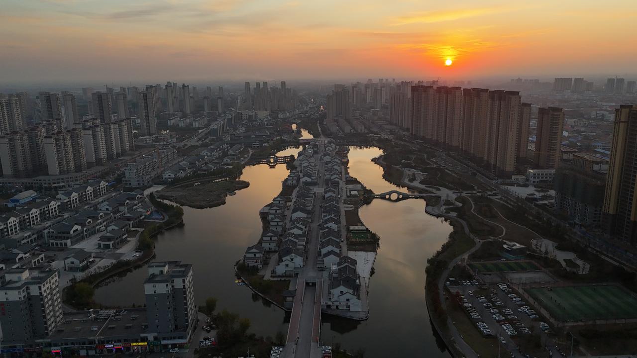 成武日出｜唤醒一座城的温柔晨光🌅当第一缕橙金刺破薄雾，成武的清晨便在水色里缓缓