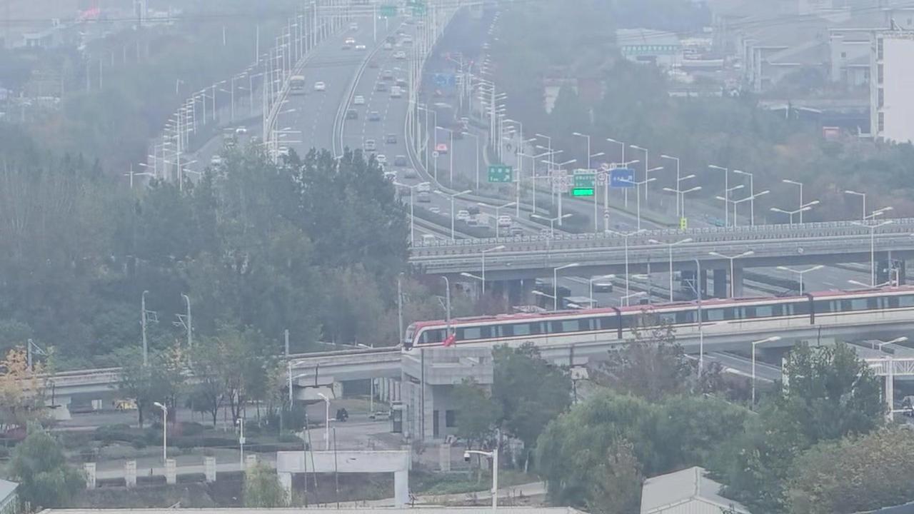 地铁一号线穿梭徐海路，高架高速交织成归家脉络，车辆来回碾转，连风都带着奔赴团圆的