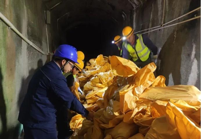 【乌江·迎战暴雨】近期贵州遭遇持续强降雨，华电乌江公司东风发电厂党员干部对发电机