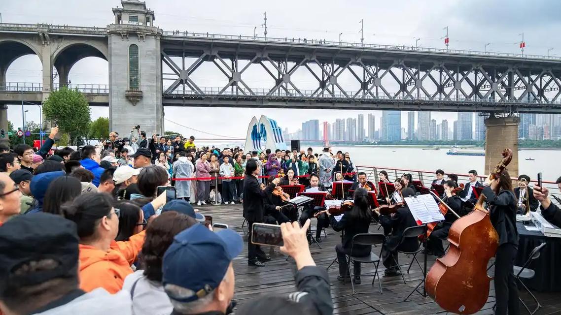 国庆第四天，你到家了吗？还是还堵在半路上？
别看假期已经过半，今天全国的交通客流