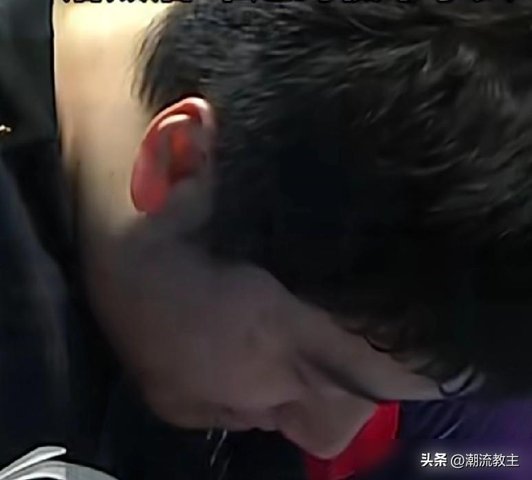 梁靖崑腰伤复发，国乒男队就剩王楚钦一个“铁人”在扛了。
镜头扫过去，梁靖崑连弯