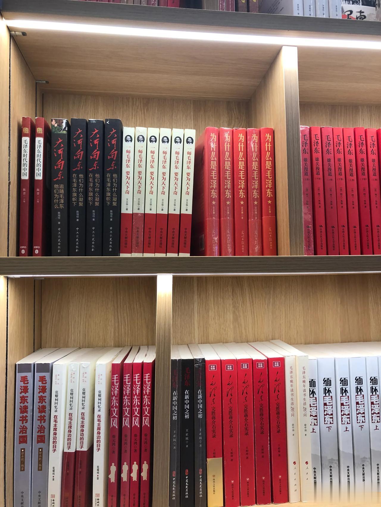 第31届全国图书交易博览会上，陈冠任畅销书《大河向东：他们为什么追随毛泽东 》现