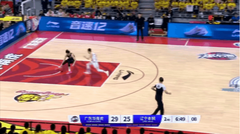 僵持比分阶段，胡明轩这球确实很涨士气！巨星球啊！！！#季后赛谁是大赢家##胡明轩