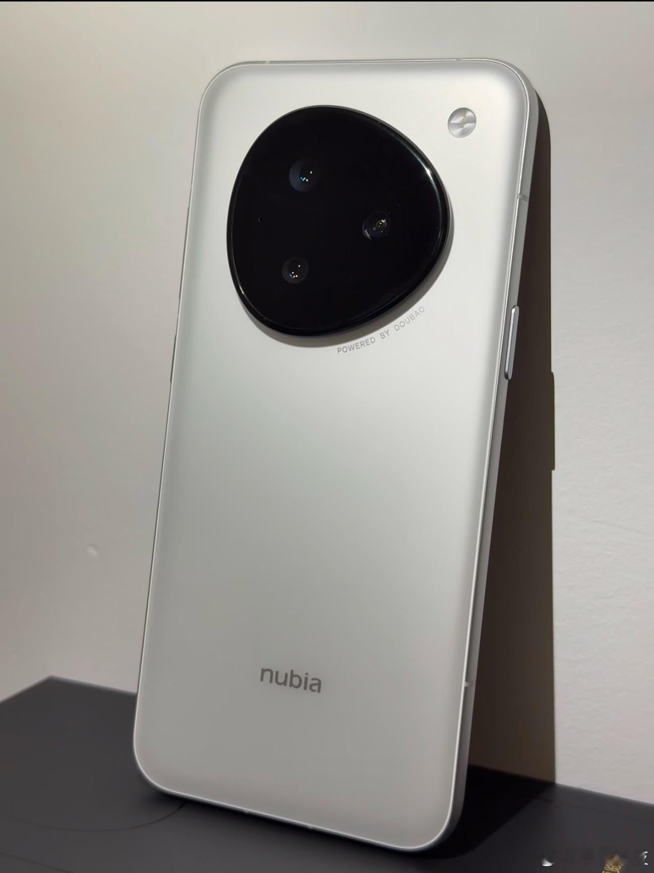 豆包手机没想到直接卖爆，明年才有货。这种系统级的东西，其实头部手机厂商是不愿意合