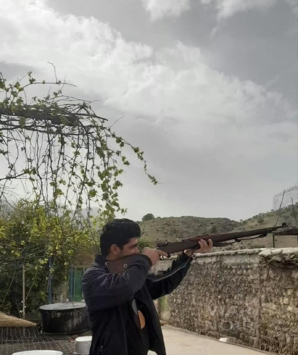 伊朗胡齐斯坦部落，当地人用8x57mm 布尔诺（伯尔尼）98/29 型“波斯毛瑟