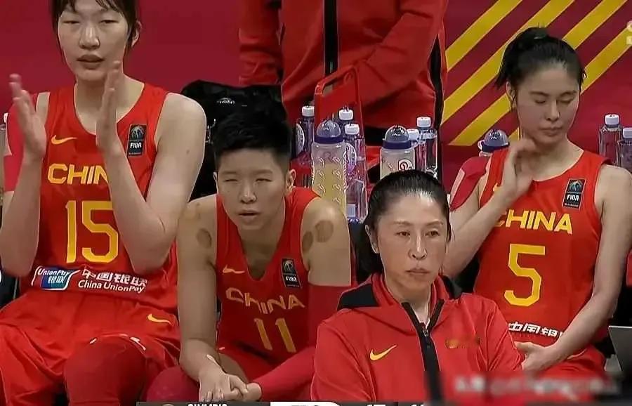 中国女篮icon在与法国女篮的比赛中遭遇了惨败，毕竟是大年初一的比赛，全队都想打
