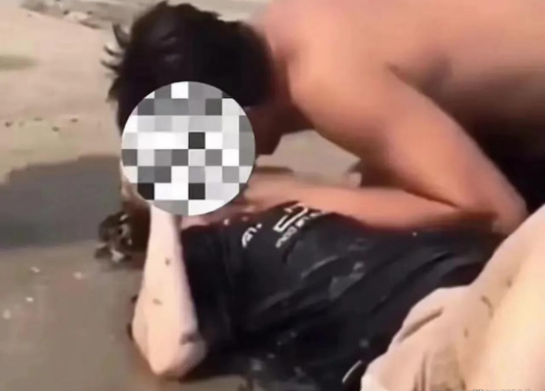 公园内一名年轻女性不慎掉进湖中，路过的小伙毫不犹豫的跳进水中把女子救了上来。小伙