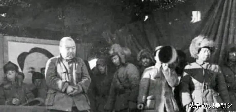 汉奸谢文东：从抗日领袖，到民族罪人，一生三叛黑土
 
这张照片，正是1946年勃