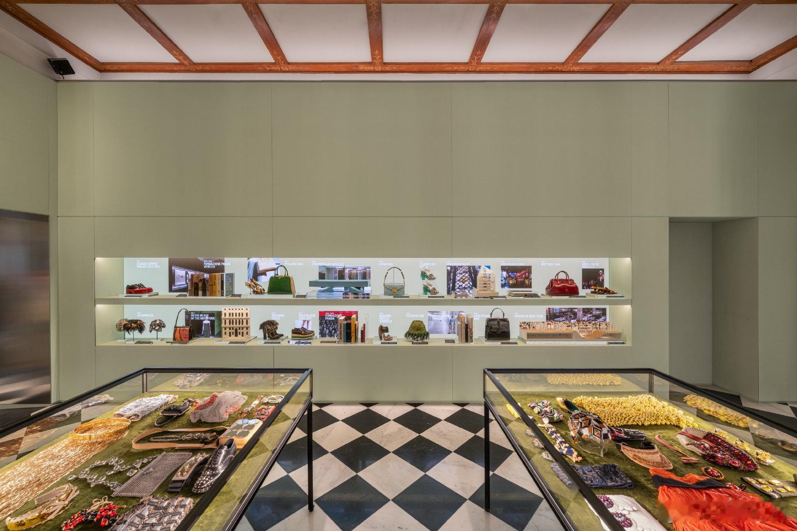 deling时尚快讯 PRADA呈现“PRADA GALLERIA”，一场全方位