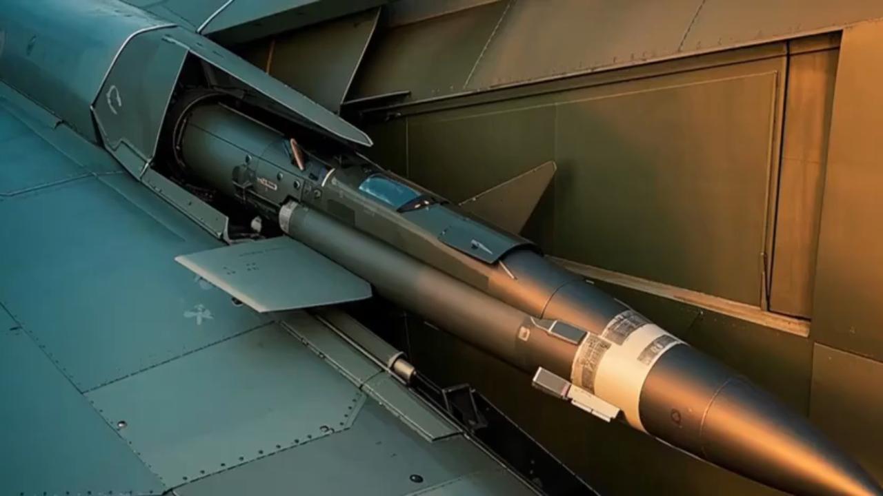 近日，美国政府宣布将向乌克兰提供战斧巡航导弹，以增强乌军的防御和打击能力。这一举