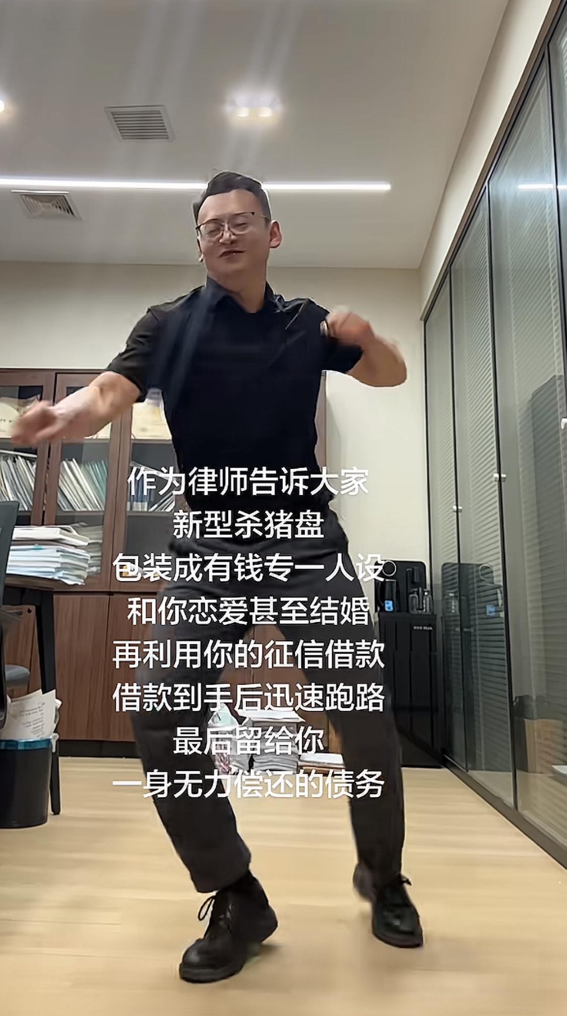 上海乔乔提到一个31岁的男性，在深圳炒黄金亏了几十万，无力偿还债务，于是想出了一