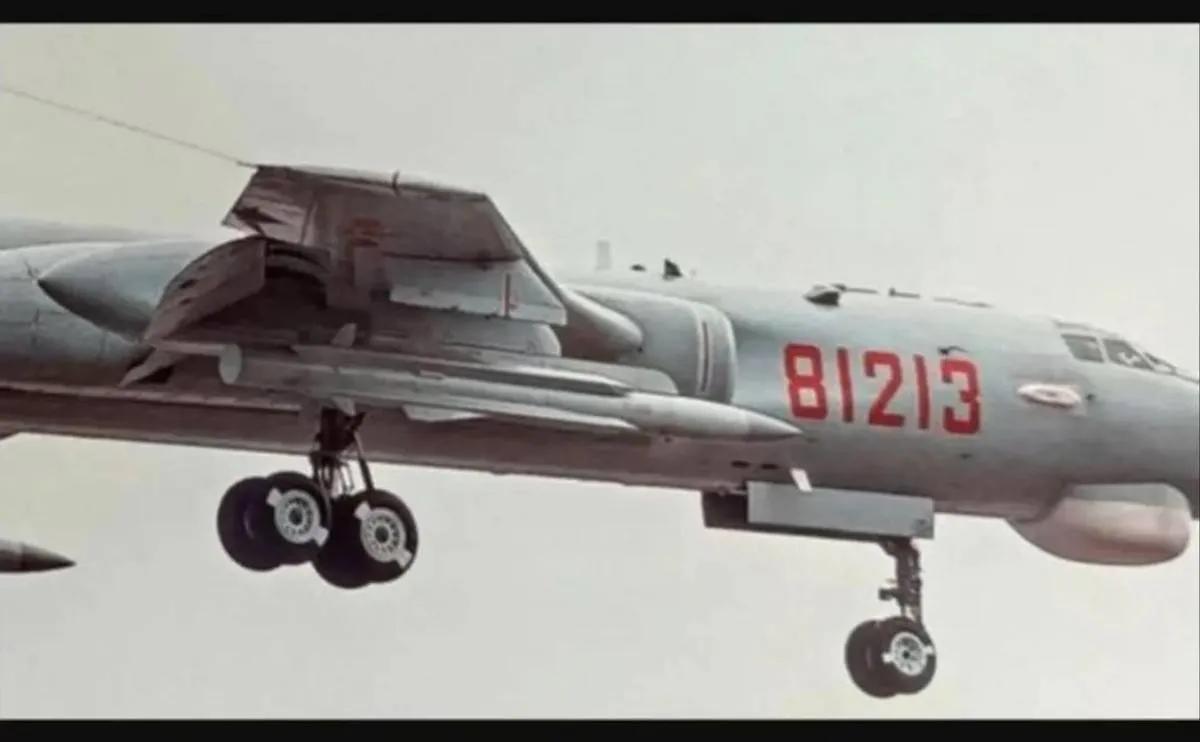 仔细观察会发现，空射型的鹰击-12超音速反舰导弹与舰舰和岸舰型的鹰击-12有很大