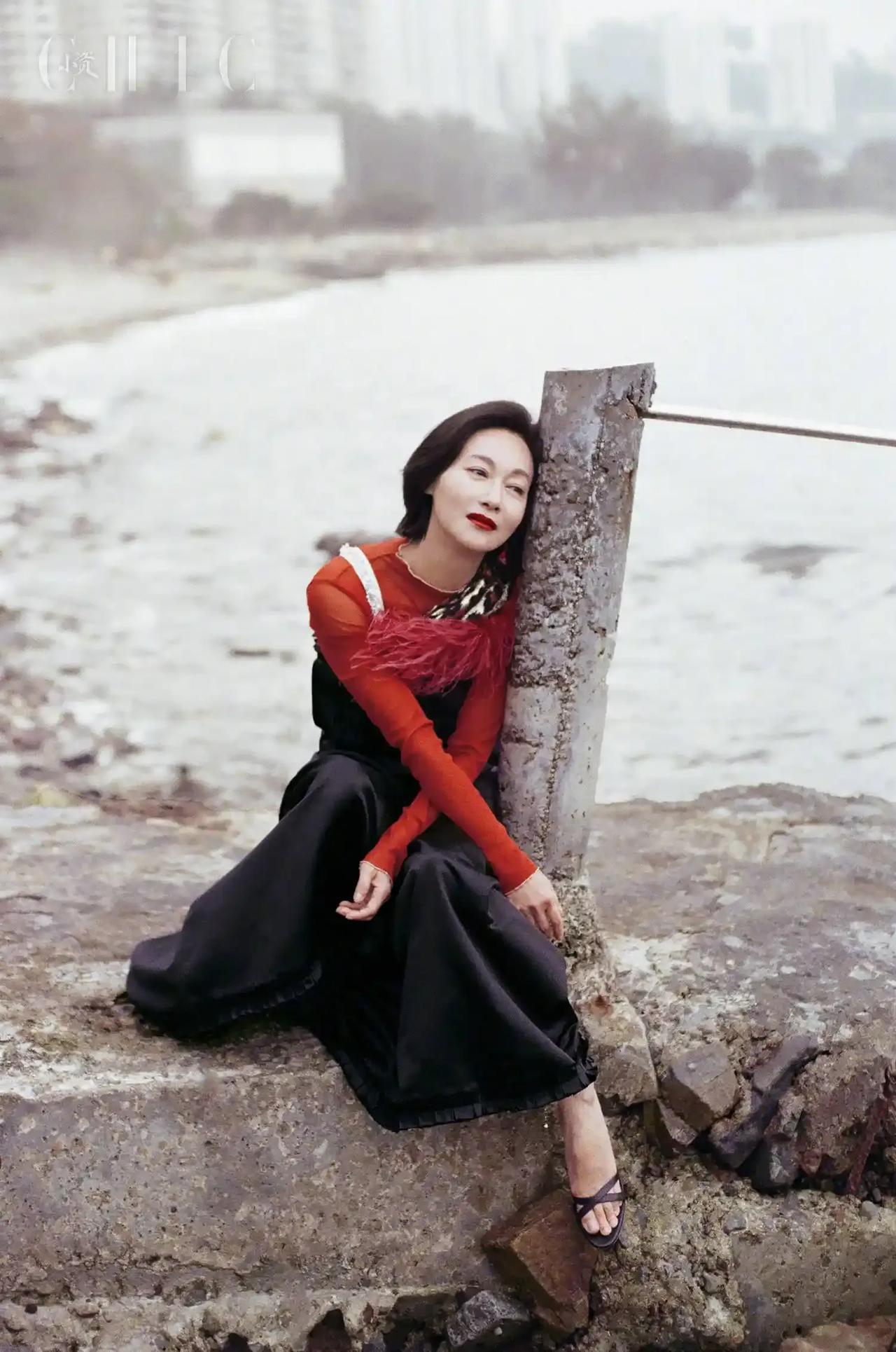 她等了一生，却等不来他的半句解释

13 岁，花季雨季，惠英红遇见了他。第 7 