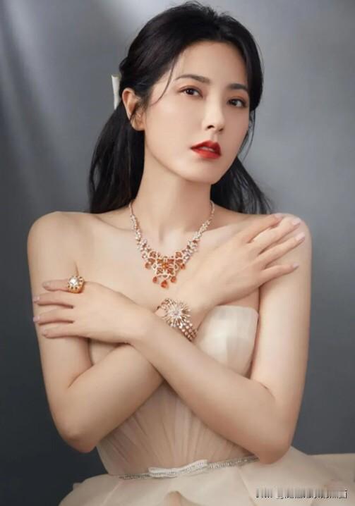 曾黎确实漂亮，被她真实的颜值给惊艳到了，她的脸小，五官标致，随便抓拍都是无可挑剔
