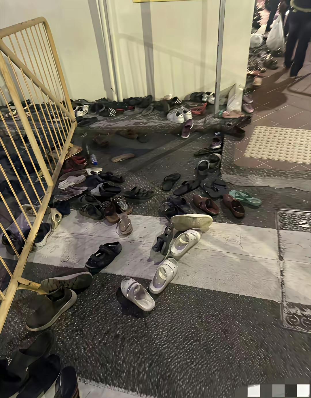 ​不知道是为何原因，在新加坡突然出现大量的印度人，他们涌入新加坡这个国家，似乎给