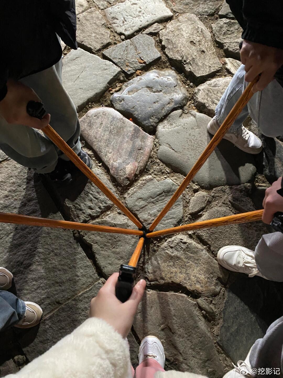 原来泰山的特产是棍子 要啥登山棍啊，在线摇一个青春男大不好吗，既能提供情绪价值，