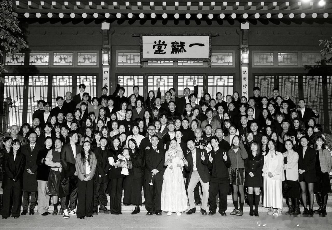 #宋慧乔金高银Jennie参加婚礼#宋慧乔怎么躲在最后面了，默默比了一个剪刀手[