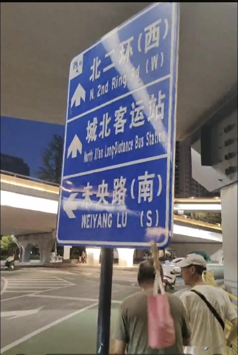 西安人热爱秦腔是刻在骨子里的。
        我学习秦腔板胡纯粹是退休后生活的