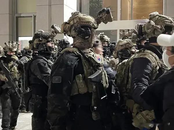 支持率继续下跌，估计已经到了个位数，之前的民调显示，尹锡悦的支持率只有19%，而