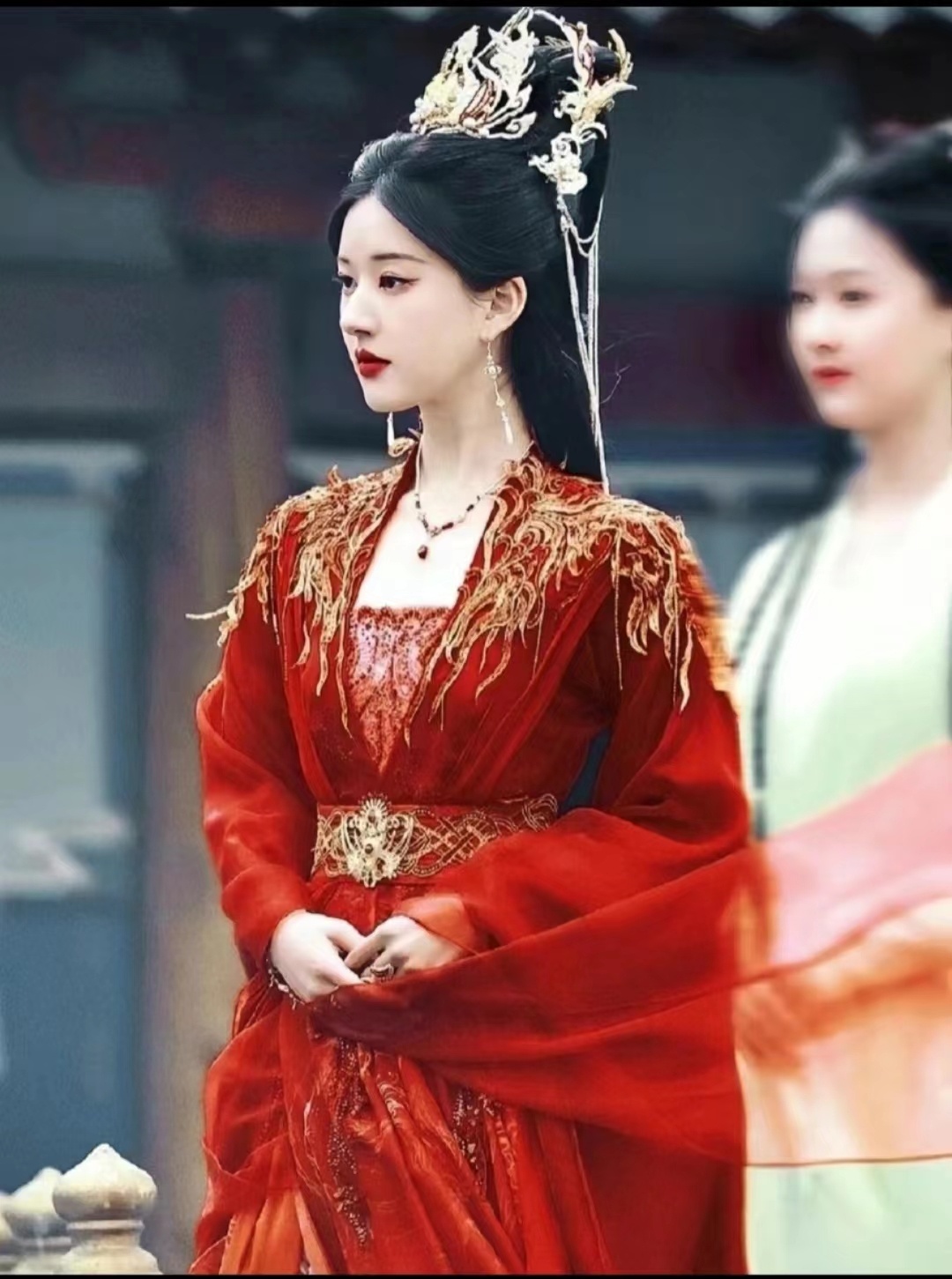 #赵露思红衣妆造#  赵露思在《神隐》里面红衣妆造，显得非常的好有气场，超级期待