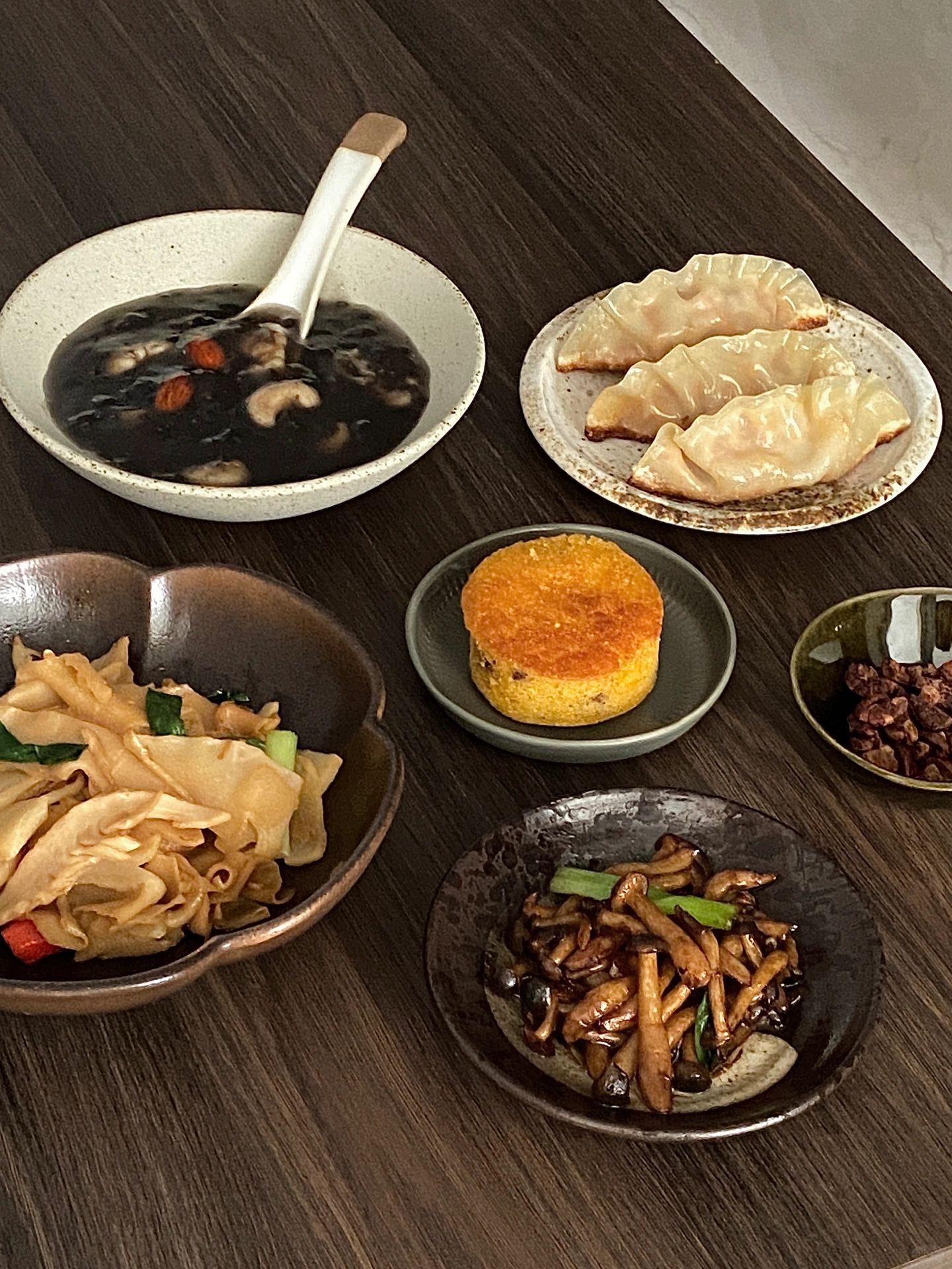 冬日早上来一碗藕粉搭配着素菜小炒刚好🫕
