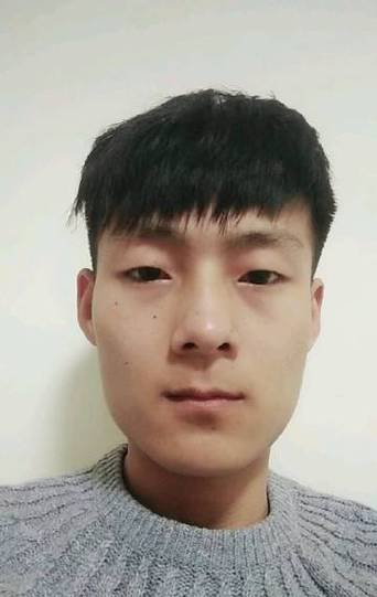 看不到额头，此人可是富二代？ ​​​