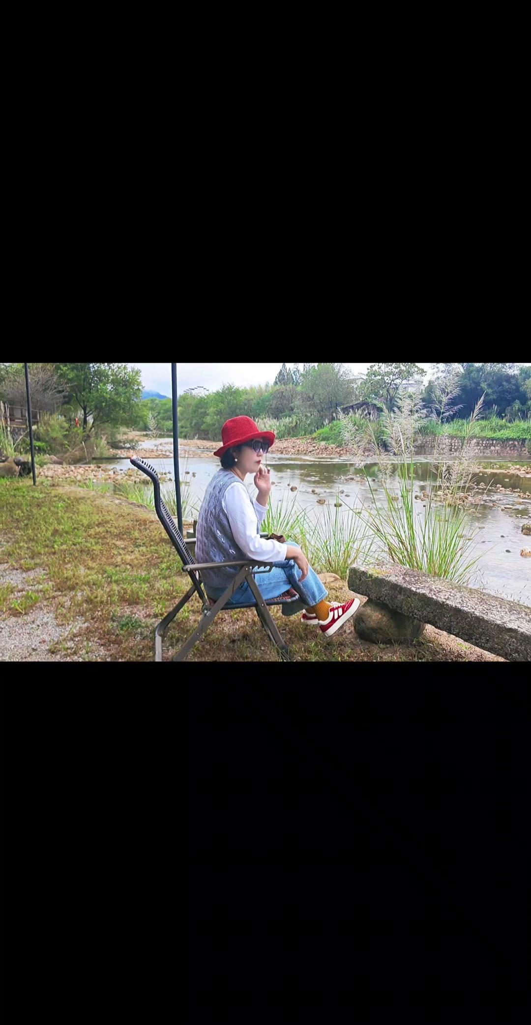 你觉得旅行真正的意义是什么？🌿我总爱花时间在岸边涉水散步、户外小坐，慢慢走走。