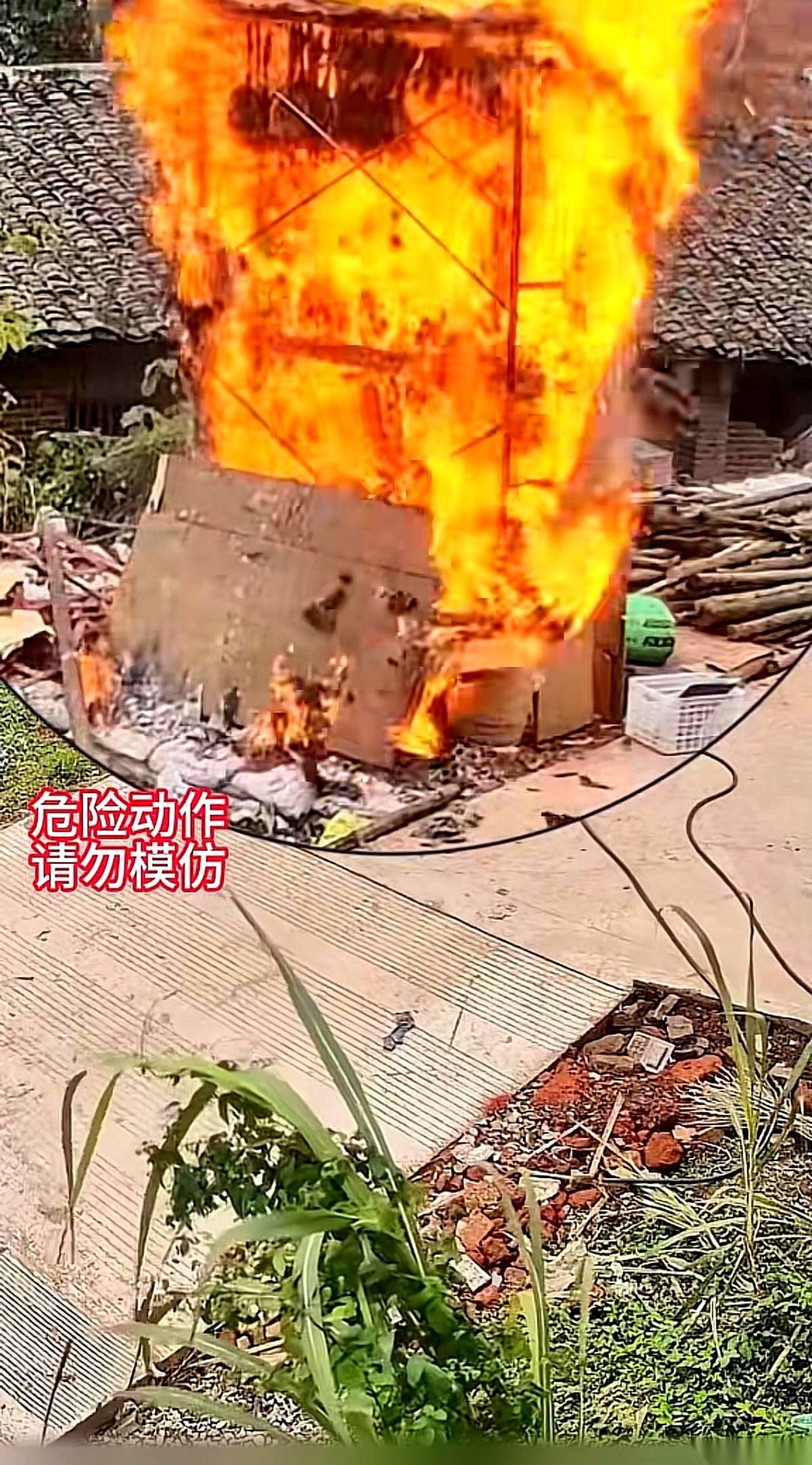 “呼”地一下，小二娃那个刚搭起来的棚子，火苗子蹿出了一米高。
一股焦糊味儿混着肉