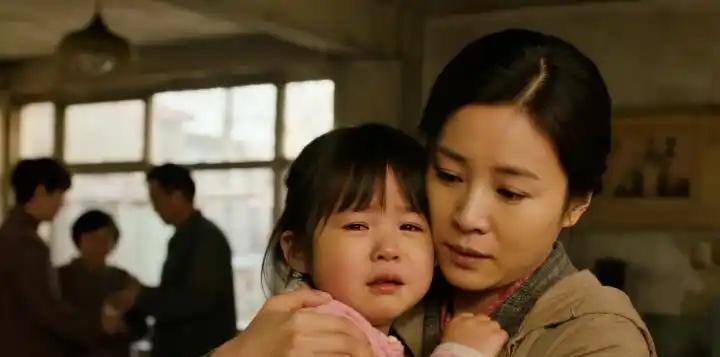 **第一步：黄金三行 (Hook段落)**
当外公的手掌带着怒意落下，女儿的母亲