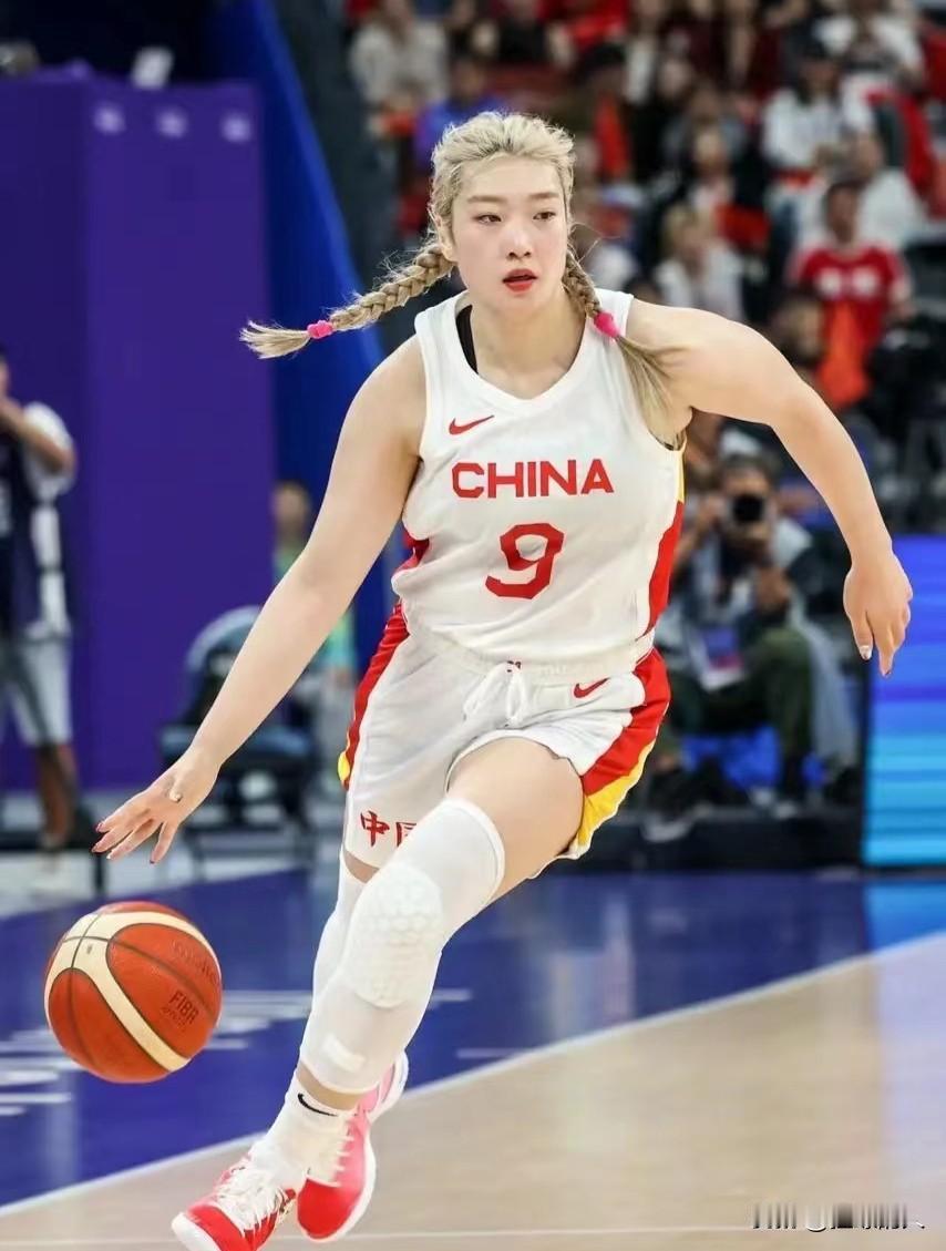 李梦是你最喜欢的中国女篮球员吗对的，我最喜欢李梦，打球敢冲敢拼，硬仗从不退缩。场
