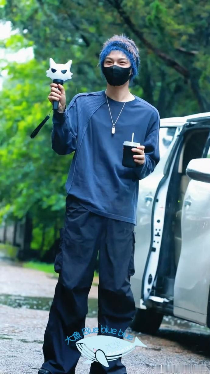 丁禹兮眼里藏不住的笑意丁禹兮和应援棒长得好像丁禹兮和应援棒长得好像，丁禹兮眼里藏