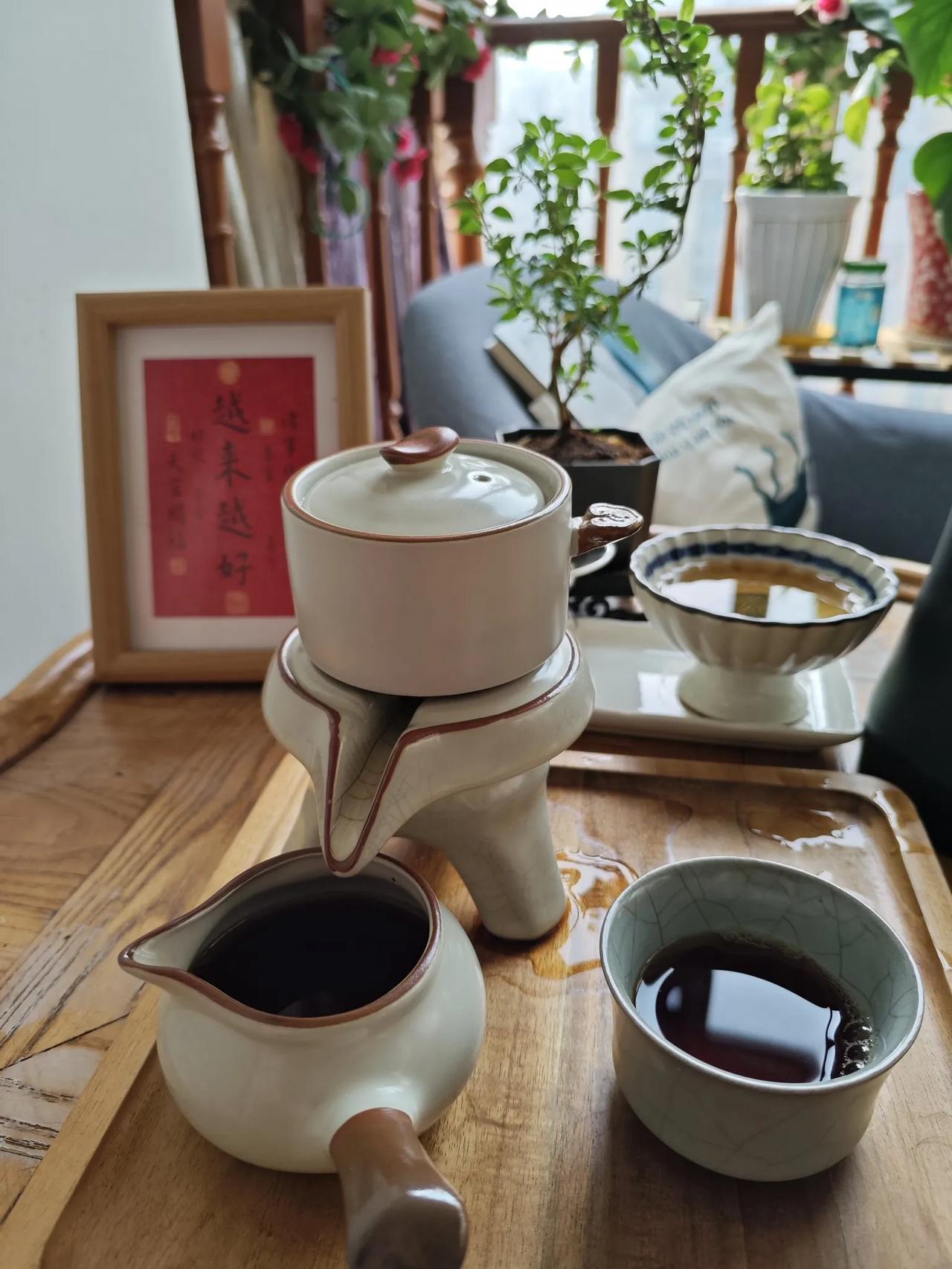 一杯茶，一首歌，一本书。生活不只眼前的苟且，还有诗和远方。
一本闲书，一壶茶，平