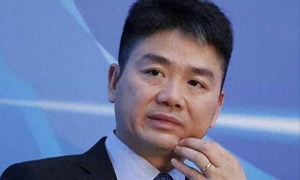 2010年，身价400亿的张磊在法国滑雪，刘强东给他连打7个电话借钱7500万美