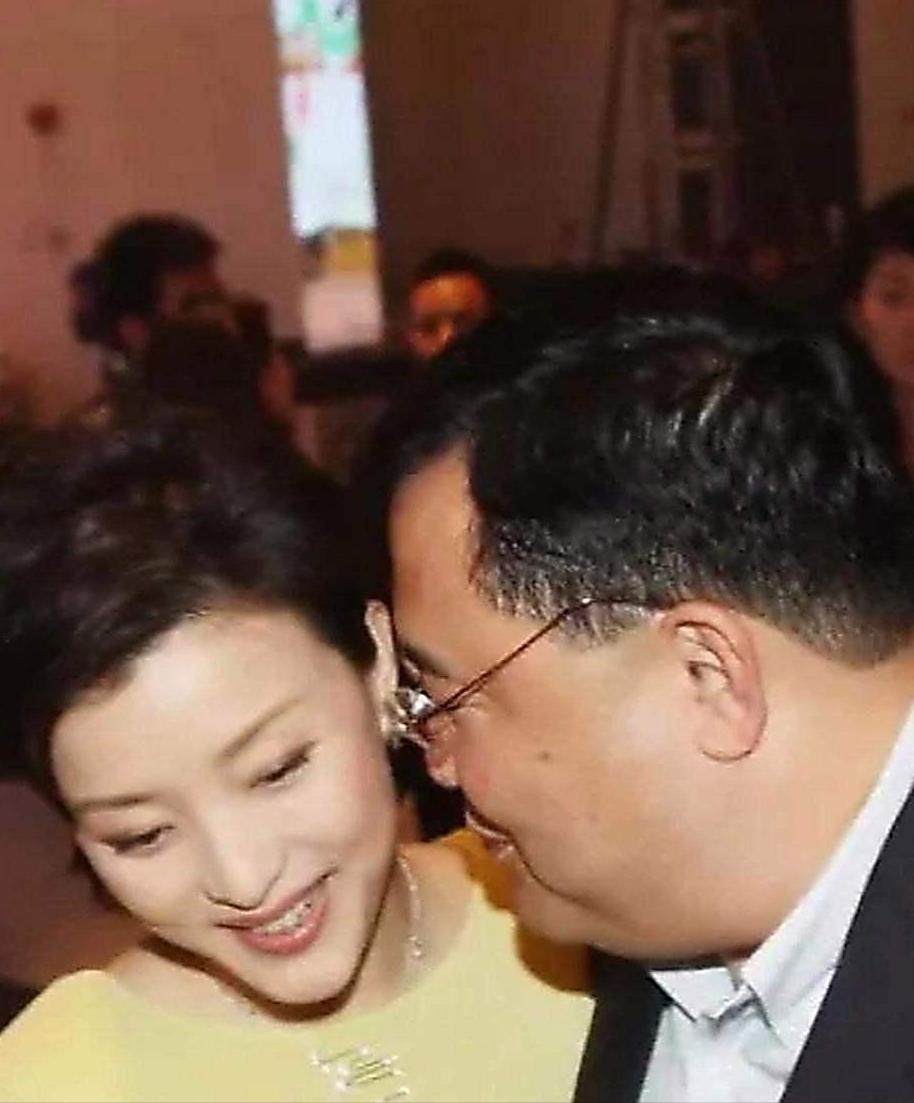 1994年，富豪吴征斥资500万买下一艘游艇，把有夫之妇杨澜邀到游艇大胆表白。杨