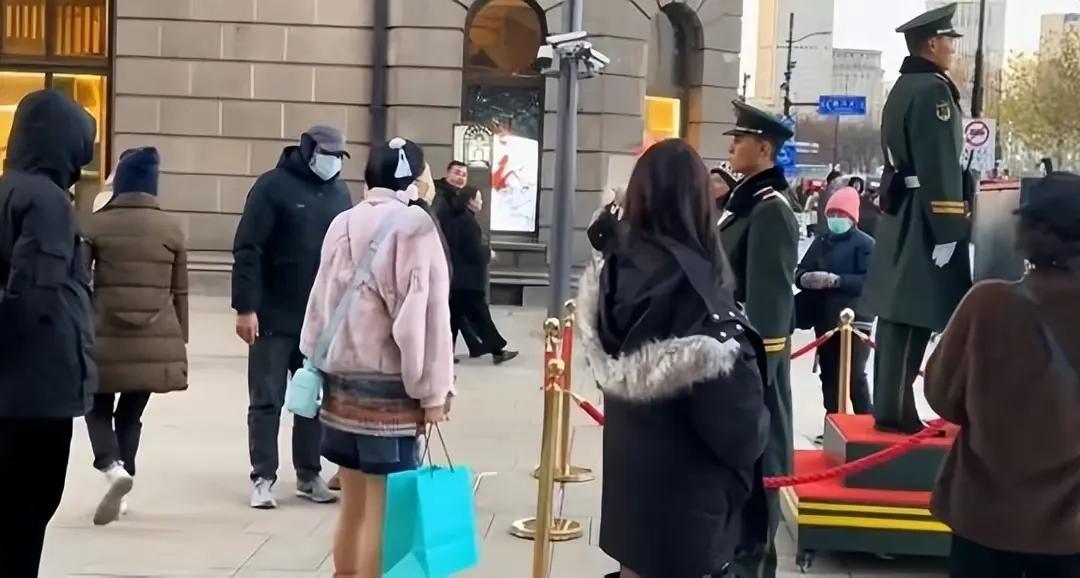 【哨兵是国人的脸，不容侵犯！】近日一则女子侮辱哨兵的视频，引发全网关注，我不知道