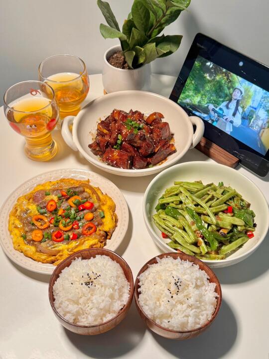 二人食晚餐❣️今天吃红烧排骨五花 肥牛滑蛋