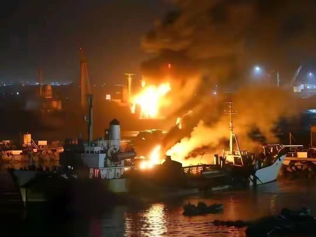 也门警报拉响！沙特炸船、盟友反目，中方立场戳中人心
 
凌晨爆炸声划破也门夜空，