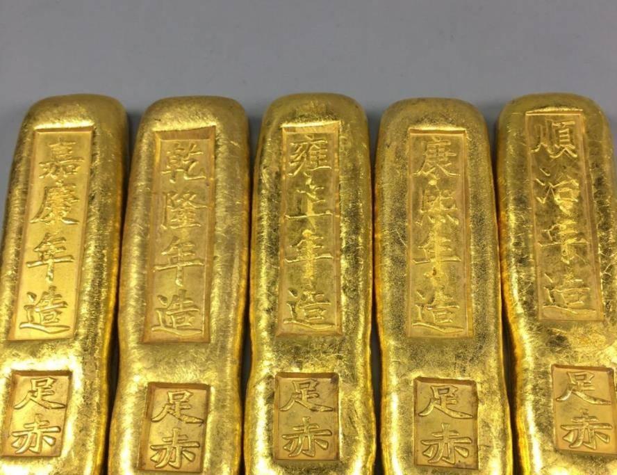 1980年，山西杨大爷拿着2根金条来到银行。

银行柜台的玻璃映着杨大爷攥紧布袋