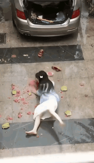 女子真的是“气急败坏”！吃个瓜太不容易了！
地板实在是太滑了！刚把西瓜从后备箱抱