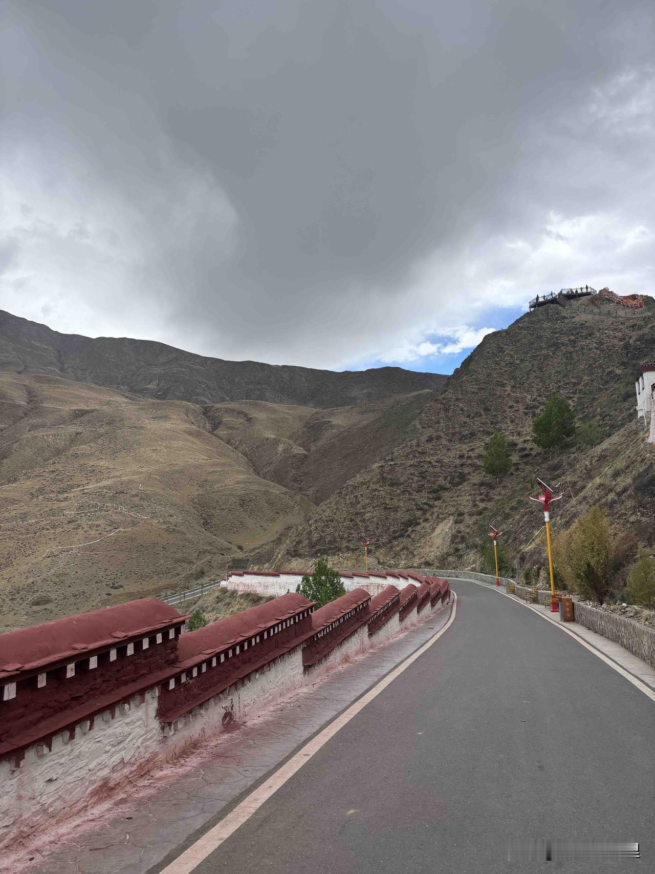 到西藏的山南，去了一个叫做雍布拉康的寺庙，寺庙建在扎西次日山上。这是西藏历史上第