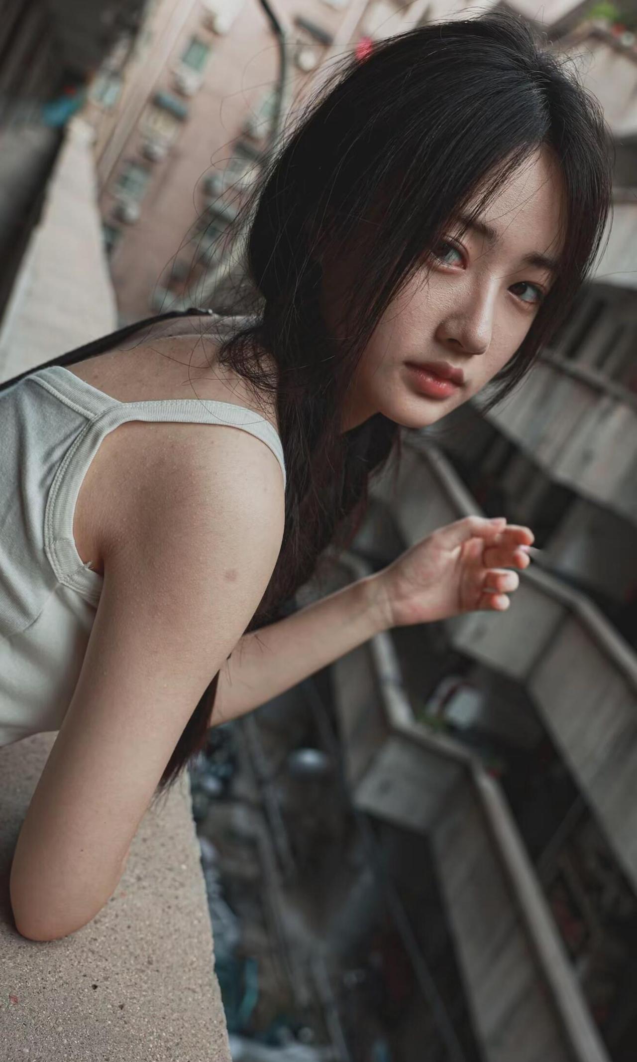 街拍人像的魅力在于融合人文与人物，借助环境中的道具能快速赋予画面故事性，避免人像