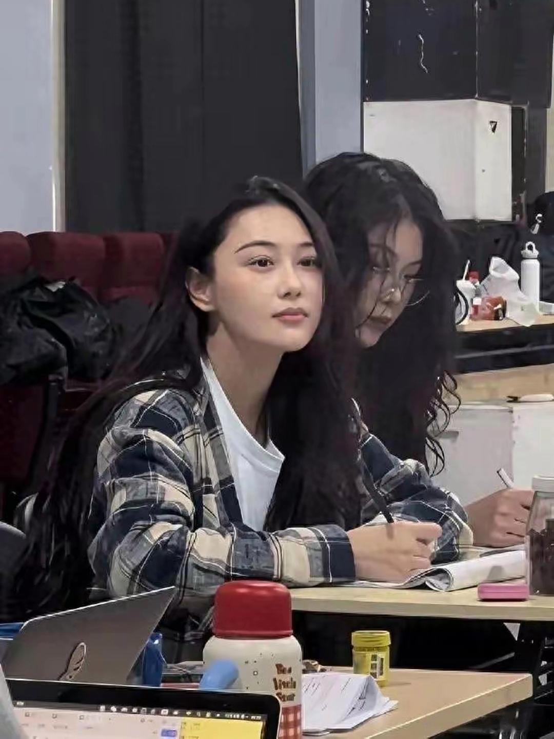 天呐，这是张馨予吗？差点没认出来，原来女神现实中居然那么美，真人巨漂亮 