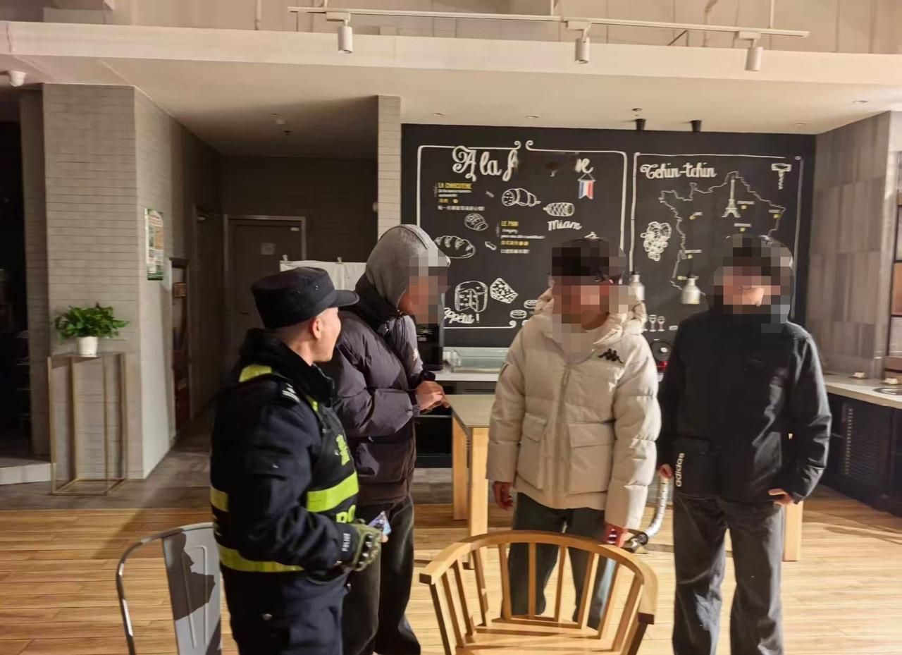 【警民接力 帮遗失身份证寻回主人】警暖长安 跨年夜执勤期间，公安碑林分局太乙路派