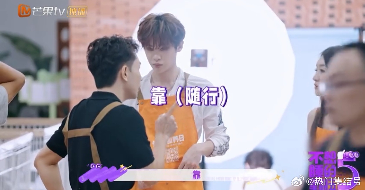 李小冉学习训狗不想睡的星期五 和毛孩子相处是双向成长，一边学习一边陪伴，氛围感超