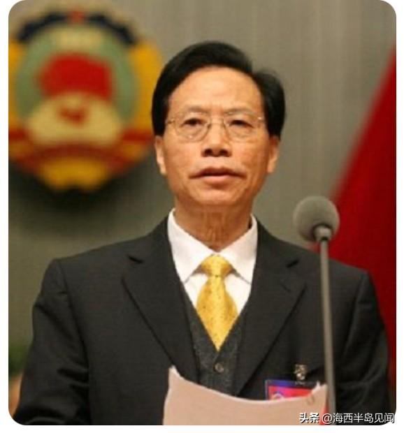 他曾任南阳地委书记。1941年出生，河南南阳人。26岁参加工作，河南省焦作矿业学