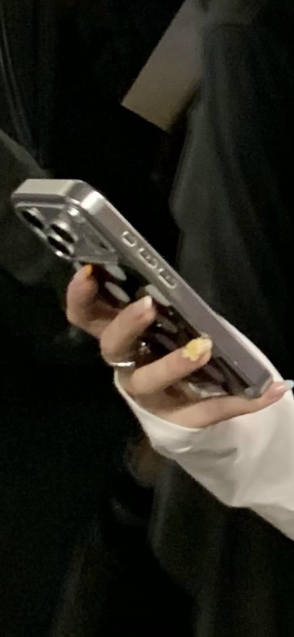 消费升级，香港地铁随处可见最新款iPhone！